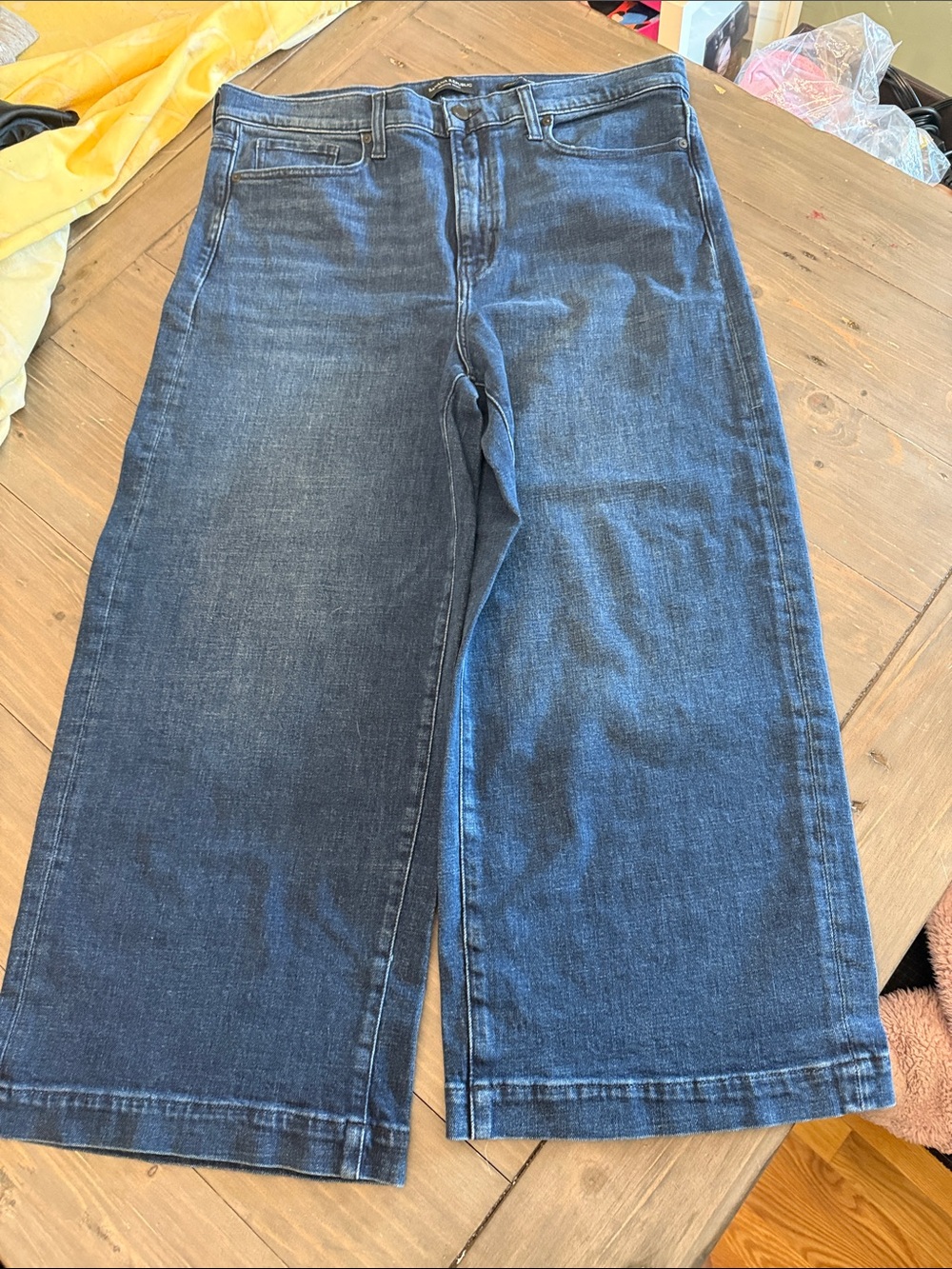 Women’s banana republic wide leg jeans
32 short
Never worn